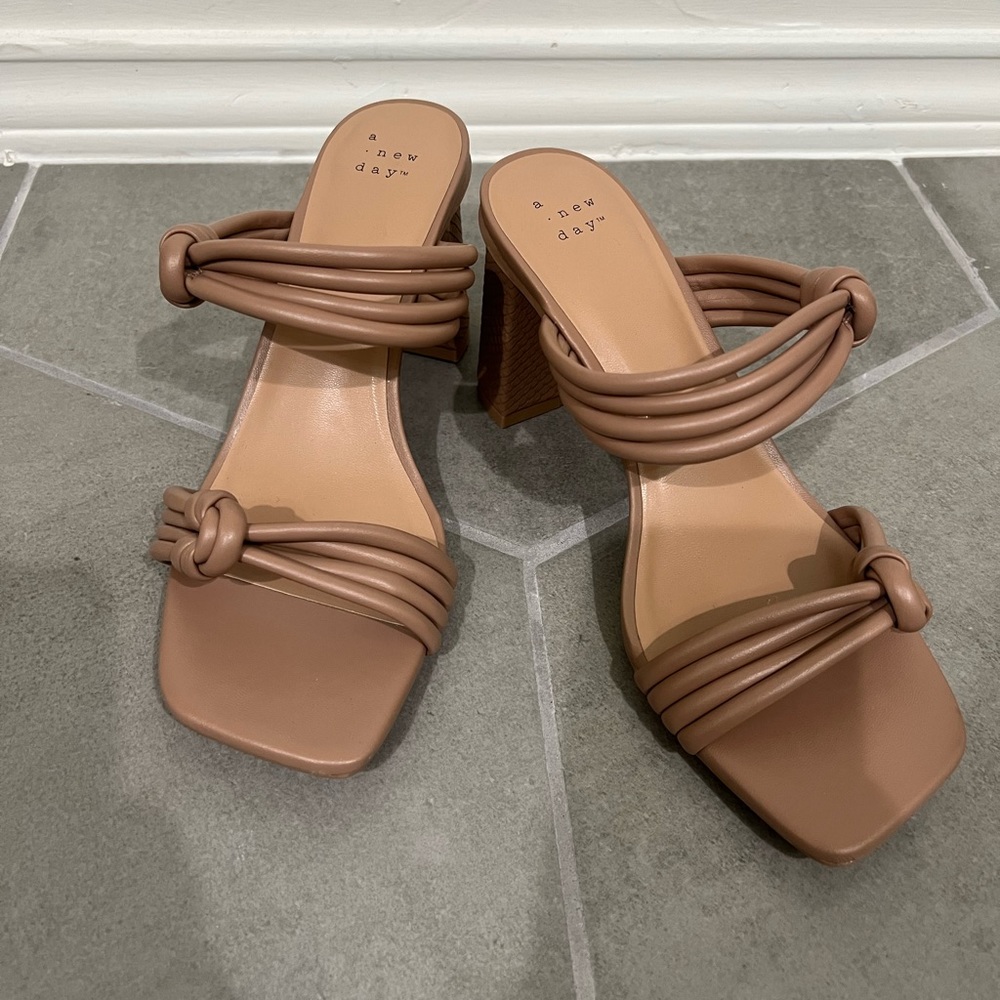A new day tan knotted block heel, rounded square toe - Picture 5 of 9